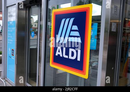 aldi Supermarkt in der Marktstadt honiton, East devon, großbritannien august 2022 Stockfoto