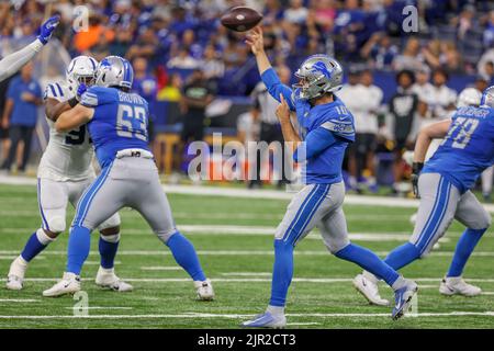 Indianapolis, Indiana, USA. 20. August 2022. Der Detroit Lions Quarterback David Blough (10) kommt während des Vorsaison-Spiels zwischen den Detroit Lions und den Indianapolis Colts im Lucas Oil Stadium, Indianapolis, Indiana, aus der Tasche. (Bild: © Scott Stuart/ZUMA Press Wire) Stockfoto