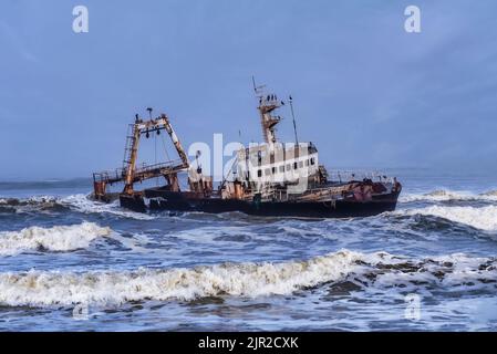 Das Zelia India Wrack entlang der Skelettküste in Namibia. Dieser Abschnitt der namibischen Küste beherbergt die Skelettreste verschiedener Schiffswracks Stockfoto