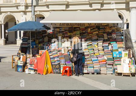 Street Bookseller im Zentrum von Skopje, Hauptstadt von Nord-Mazedonien, Europa, Stockfoto