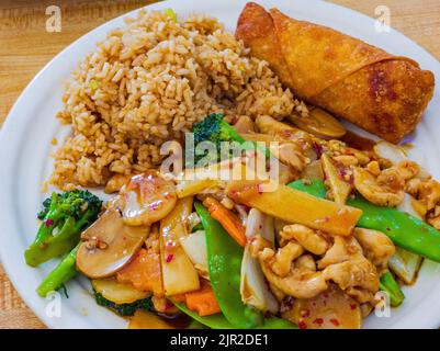 Nahaufnahme des Hunan-Hähnchens mit gebratenem Reis und Eierrolle, das in Oklahoma, USA, gegessen wurde Stockfoto