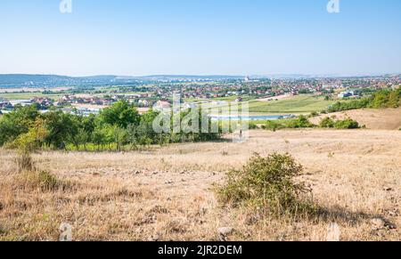 Blick von einem Hügel über das Tal des Flusses Mureș mit dem Dorf Sântana de Mureș und der Stadt Targu Mureș, Rumänien im Hintergrund. Stockfoto