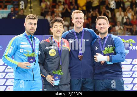 München, Deutschland. 21. August 2022. Tischtennis: Europameisterschaft, Einzel, Frauen. Goldmedaillengewinnerin Dang Qui (2. v.l.) aus Deutschland, Silbermedaillengewinnerin Darko Jorgic (links) aus Slowenien sowie die Bronzemedaillengewinnerin Matthias Falck (2. v.r.) und Kristian Karlsson aus Schweden bei der Preisverleihung. Quelle: Sven Beyrich/dpa/Alamy Live News Stockfoto