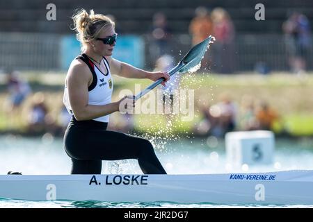 Bayern, Oberschleißheim: 21. August 2022, Kanu: Europameisterschaft, Kanu-Single, 5000m, Frauen, Finale, Annika Loske aus Deutschland überquert die Ziellinie. Foto: Ulrich Gamel/Kolbert-Press/dpa Stockfoto