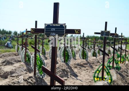 Nicht exklusiv: KIEW, UKRAINE - 18. AUGUST 2022 - Gräber von nicht identifizierten Zivilisten, die als Folge der russischen Aggression brutal ermordet wurden, am c Stockfoto