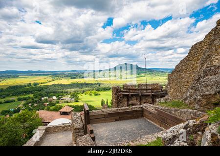 Blick über die hügelige Landschaft vom Schloss Szigliget in der Nähe des Plattensees in Ungarn Stockfoto