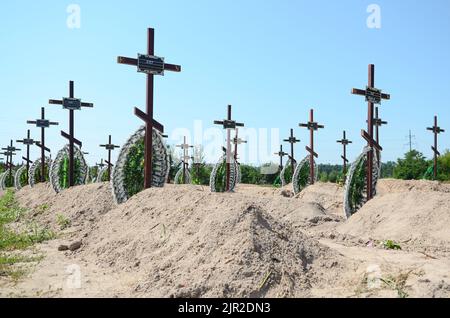 Nicht exklusiv: KIEW, UKRAINE - 18. AUGUST 2022 - Gräber von nicht identifizierten Zivilisten, die als Folge der russischen Aggression brutal ermordet wurden, am c Stockfoto