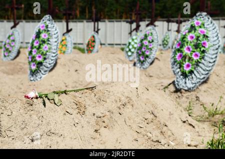 Nicht exklusiv: KIEW, UKRAINE - 18. AUGUST 2022 - auf den Gräbern von nicht identifizierten Zivilisten, die von der russischen Milita getötet wurden, sind Trauerkränze zu sehen Stockfoto