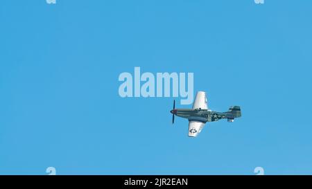 An der Eastbourne Airshow in East Sussex, Großbritannien, liegt ein amerikanisches Kampfflugzeug P-51 Mustang aus dem Jahr WW2 vorbei. Stockfoto