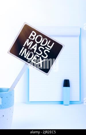 Inspiration mit Zeichen Body Mass Index. Internet-Konzept Wert abgeleitet aus dem Gewicht und der Höhe einer einzelnen kleinen Tafel mit wichtig Stockfoto