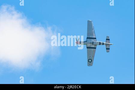 Ein amerikanisches Kampfflugzeug P-51 Mustang aus dem Jahr WW2 fliegt an der Eastbourne Airshow in East Sussex, Großbritannien, vorbei. Stockfoto