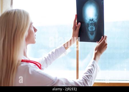 Ärztin untersucht Röntgenbild im Krankenhaus Stockfoto