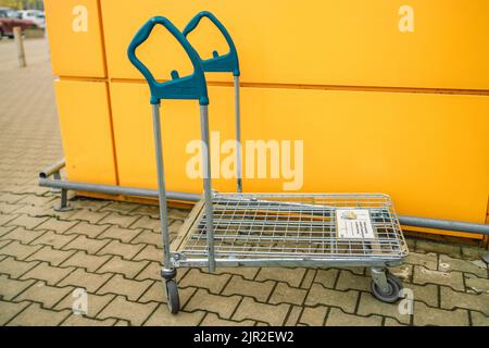 Krakau, Polen - 26. April 2022 : Ikea Trolleys. IKEA ist der weltweit größte Möbelhändler und verkauft fertige Möbel. Gegründet in Stockfoto