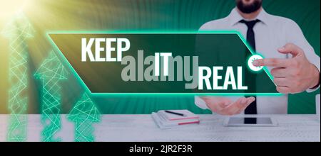 Handschriftschild Keep IT Real. Konzept Bedeutung sei selbst ehrlich authentisch echt Sage die Wahrheit immer Mann mit Einem Tablet Pressen auf Digital Stockfoto