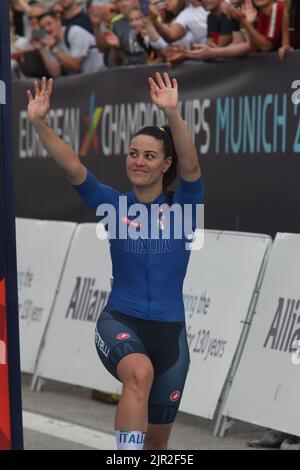 München, Deutschland. 21. August 2022. MÜNCHEN, DEUTSCHLAND - AUGUST 21: RADSPORT-STRASSE-FRAUEN-2022, PODIUM, Medaillenverleihung, Frauen-Straßenrennen Radsport-Event der Europameisterschaft München 2022 in München, Süddeutschland am 21. August 2022. 3. BARBIERI Rachele aus ITALIEN. Radsport-Europameisterschaft 2022 - Straßenrennen der Frauen ein eintägiges 130-km-Rennen von Landsberg am Lech nach München am 21. August 2022 in München. (Foto von Arthur THILL/ATP Images) (THILL Arthur/ATP/SPP) Quelle: SPP Sport Press Foto. /Alamy Live News Stockfoto