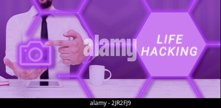 Konzeptionelle Bildunterschrift Life Hacking. Wort geschrieben auf einfache und clevere Techniken bei der Erfüllung Aufgabe leicht Mann mit Einem Pad zeigt auf Eine Kamera zeigt Stockfoto