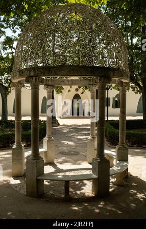 Barcelona, Katalonien, Spanien, 16. Juli 2022: Pavillon der Liebe in einem Park neben Masia Freixa de Terrassa, 1896, por Lluis Muncunill i Parellada Stockfoto