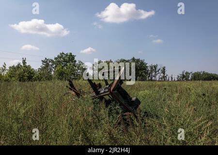 Mykolaiv, Ukraine. 19. August 2022. Wrack eines russischen Militärfahrzeugs, gesehen auf einem Feld im Gebiet Mykolaiv, Ukraine. Während ukrainische Beamte ihre Parteilichkeit geltend gemacht haben, um ihr Territorium zurückzugewinnen, und eine Gegenoffensive in der Südachse des Landes, einschließlich des Gebiets Mykolaiv, gestartet haben, wurde das Gebiet unter heftigen Kämpfen und die Gebiete um die Stadt Mykolaiv wurden von beiden Seiten heftig bekämpft. (Foto von Alex Chan/SOPA Images/Sipa USA) Quelle: SIPA USA/Alamy Live News Stockfoto