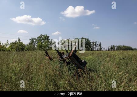 Mykolaiv, Ukraine. 19. August 2022. Wrack eines russischen Militärfahrzeugs auf einem Feld im Gebiet Mykolaiv, Ukraine. Während ukrainische Beamte ihre Parteilichkeit geltend gemacht haben, um ihr Territorium zurückzugewinnen, und eine Gegenoffensive in der Südachse des Landes, einschließlich des Gebiets Mykolaiv, gestartet haben, wurde das Gebiet unter heftigen Kämpfen und die Gebiete um die Stadt Mykolaiv wurden von beiden Seiten heftig bekämpft. (Foto von Alex Chan/SOPA Images/Sipa USA) Quelle: SIPA USA/Alamy Live News Stockfoto