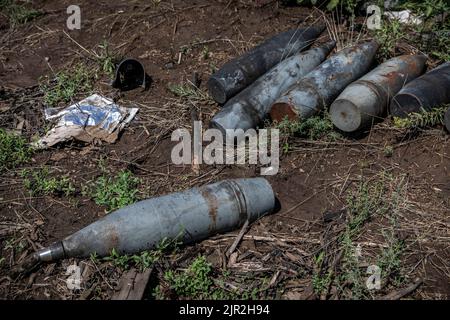 Mykolaiv, Ukraine. 19. August 2022. Verlassene Patronen der russischen Streitkräfte, die im Gebiet Mykolaiv in der Ukraine gesehen wurden. Während ukrainische Beamte ihre Parteilichkeit geltend gemacht haben, um ihr Territorium zurückzugewinnen, und eine Gegenoffensive in der Südachse des Landes, einschließlich des Gebiets Mykolaiv, gestartet haben, wurde das Gebiet unter heftigen Kämpfen und die Gebiete um die Stadt Mykolaiv wurden von beiden Seiten heftig bekämpft. (Foto von Alex Chan/SOPA Images/Sipa USA) Quelle: SIPA USA/Alamy Live News Stockfoto