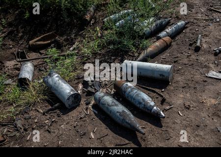 Mykolaiv, Ukraine. 19. August 2022. Verlassene Patronen der russischen Streitkräfte, gesehen im Gebiet Mykolaiv, Ukraine. Während ukrainische Beamte ihre Parteilichkeit geltend gemacht haben, um ihr Territorium zurückzugewinnen, und eine Gegenoffensive in der Südachse des Landes, einschließlich des Gebiets Mykolaiv, gestartet haben, wurde das Gebiet unter heftigen Kämpfen und die Gebiete um die Stadt Mykolaiv wurden von beiden Seiten heftig bekämpft. (Foto von Alex Chan/SOPA Images/Sipa USA) Quelle: SIPA USA/Alamy Live News Stockfoto