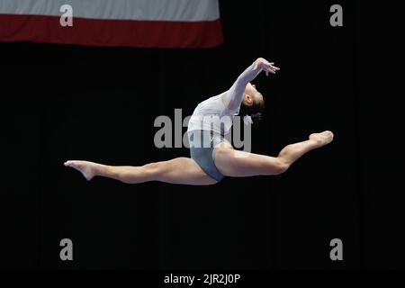 19. August 2022: Leanne Wong (GAGE) während der Senioren-Vorkämpfe der Frauen bei der U.S. Gymnastics Championship 2022. Wong ist ein aufstrebender Zweitaufstieg an der University of Florida. Die Veranstaltung findet in der Amalie Arena in Tampa, FL, statt. Melissa J. Perenson/CSM Stockfoto