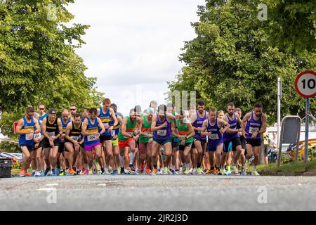 Birchwood, Warrington, Ches hire, England, Großbritannien - Sonntag, 21. August 2022 - das Birchwood 10K Laufevent 39. begann im Birchwood Shopping Center und die Läufer traten auf teilweise gesperrten Straßen an. Die Läufer beginnen das Rennen. Die Mission ist es, dieses 10K-Rennen zum grünsten Rennen im Nordwesten zu machen, mit Holzveredelungsmedaillen, den Plastikeinsatz zu reduzieren und alles zu recyceln, was sie können. Das Rennen wird den Mersey Forest unterstützen, indem es Gelder für das „10 Million Trees Project“ spendet. Quelle: John Hopkins/Alamy Live News Stockfoto