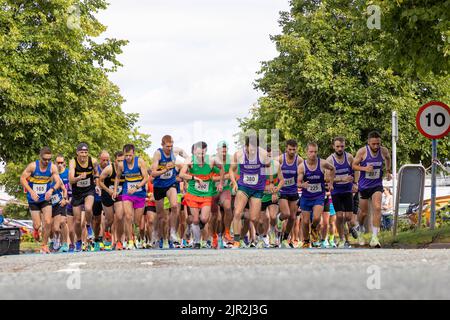 Birchwood, Warrington, Ches hire, England, Großbritannien - Sonntag, 21. August 2022 - das Birchwood 10K Laufevent 39. begann im Birchwood Shopping Center und die Läufer traten auf teilweise gesperrten Straßen an. Die Läufer beginnen das Rennen. Die Mission ist es, dieses 10K-Rennen zum grünsten Rennen im Nordwesten zu machen, mit Holzveredelungsmedaillen, den Plastikeinsatz zu reduzieren und alles zu recyceln, was sie können. Das Rennen wird den Mersey Forest unterstützen, indem es Gelder für das „10 Million Trees Project“ spendet. Quelle: John Hopkins/Alamy Live News Stockfoto