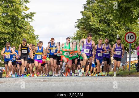 Birchwood, Warrington, Ches hire, England, Großbritannien - Sonntag, 21. August 2022 - das Birchwood 10K Laufevent 39. begann im Birchwood Shopping Center und die Läufer traten auf teilweise gesperrten Straßen an. Die Läufer beginnen das Rennen. Die Mission ist es, dieses 10K-Rennen zum grünsten Rennen im Nordwesten zu machen, mit Holzveredelungsmedaillen, den Plastikeinsatz zu reduzieren und alles zu recyceln, was sie können. Das Rennen wird den Mersey Forest unterstützen, indem es Gelder für das „10 Million Trees Project“ spendet. Quelle: John Hopkins/Alamy Live News Stockfoto