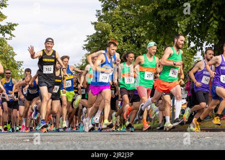 Birchwood, Warrington, Ches hire, England, Großbritannien - Sonntag, 21. August 2022 - das Birchwood 10K Laufevent 39. begann im Birchwood Shopping Center und die Läufer traten auf teilweise gesperrten Straßen an. Die Läufer beginnen das Rennen. Die Mission ist es, dieses 10K-Rennen zum grünsten Rennen im Nordwesten zu machen, mit Holzveredelungsmedaillen, den Plastikeinsatz zu reduzieren und alles zu recyceln, was sie können. Das Rennen wird den Mersey Forest unterstützen, indem es Gelder für das „10 Million Trees Project“ spendet. Quelle: John Hopkins/Alamy Live News Stockfoto