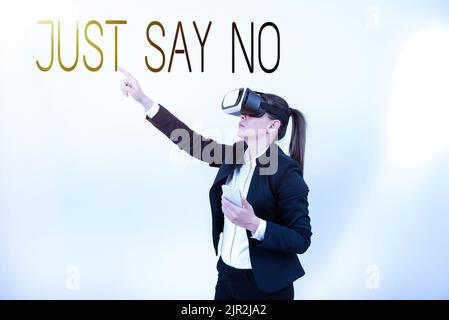 Schild zeigt nur sagen Nein. Geschäftsidee Haben Sie keine Angst, negative Antworten auf einige Dinge zu geben Frau hält Handy, trägt VR-Brille Stockfoto