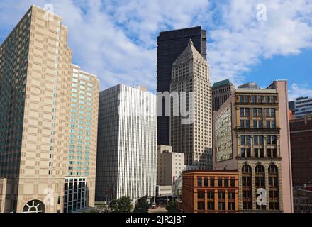 Teilweise Skyline mit Wolkenkratzern in der Innenstadt von Pittsburgh, Pennsylvania Stockfoto