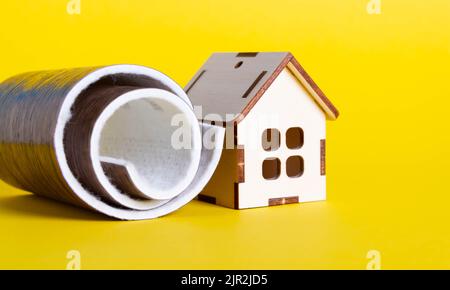 Bodenbeläge in einem Holzhaus. Linoleum und ein kleines Haus. Laminat oder Linoleum für den Boden im Haus. Auswahl an Bodenbelägen. Stockfoto
