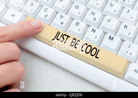 Schild zeigt Just Be Cool an. Wort für eine gute Einstellung sein entspannt positives Lächeln Sie aufmuntern -48784 Stockfoto
