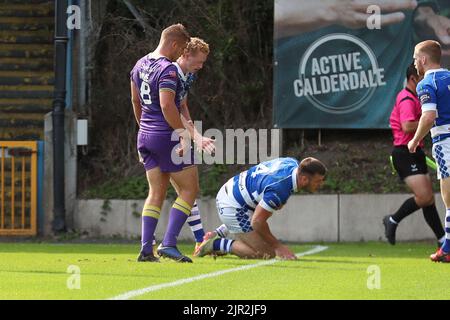 Halifax, Großbritannien. 21. August 2022. *** Joe Arundel punktet für Halifax beim Betfred Championship-Spiel zwischen Halifax Panthers und Newcastle Thunder am 21. August 2022 im Shay Stadium, Halifax, Großbritannien. Foto von Simon Hall. Nur zur redaktionellen Verwendung, Lizenz für kommerzielle Nutzung erforderlich. Keine Verwendung bei Wetten, Spielen oder Veröffentlichungen einzelner Clubs/Vereine/Spieler. Kredit: UK Sports Pics Ltd/Alamy Live Nachrichten Stockfoto