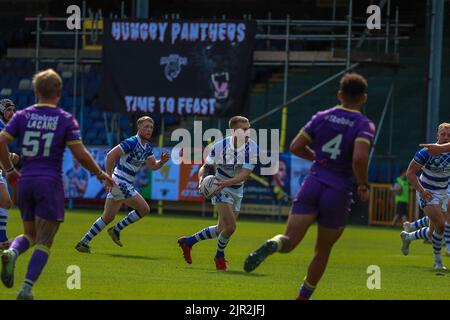 Halifax, Großbritannien. 21. August 2022. *** Joe Keyes über die Ladung für Halifax während des Betfred Championship-Spiels zwischen Halifax Panthers und Newcastle Thunder im Shay Stadium, Halifax, Großbritannien am 21. August 2022. Foto von Simon Hall. Nur zur redaktionellen Verwendung, Lizenz für kommerzielle Nutzung erforderlich. Keine Verwendung bei Wetten, Spielen oder Veröffentlichungen einzelner Clubs/Vereine/Spieler. Kredit: UK Sports Pics Ltd/Alamy Live Nachrichten Stockfoto