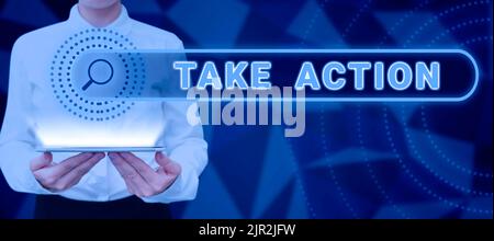 Schreiben mit Text Maßnahmen ergreifen. Wort geschrieben über die Unterstützung, was Sie sagen, nicht nur Worte, sondern durch Beweise Frau mit Tablet Presenting Digital Stockfoto