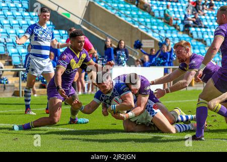 Halifax, Großbritannien. 21. August 2022. *** Zac McComb punktet für Halifax beim Betfred Championship-Spiel zwischen Halifax Panthers und Newcastle Thunder am 21. August 2022 im Shay Stadium, Halifax, Großbritannien. Foto von Simon Hall. Nur zur redaktionellen Verwendung, Lizenz für kommerzielle Nutzung erforderlich. Keine Verwendung bei Wetten, Spielen oder Veröffentlichungen einzelner Clubs/Vereine/Spieler. Kredit: UK Sports Pics Ltd/Alamy Live Nachrichten Stockfoto