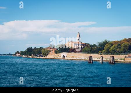 Klosterkirche San Nicolo am Lido di Venezia. Alte Gebäude und traditionelle Architektur in der Nähe von Venedig in Italien. Stockfoto