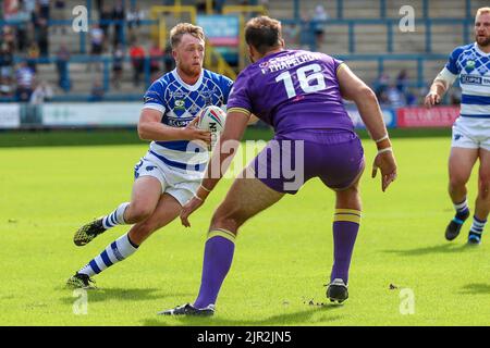 Halifax, Großbritannien. 21. August 2022. *** Cory Aston bricht für Halifax während des Betfred Championship-Spiels zwischen Halifax Panthers und Newcastle Thunder am 21. August 2022 im Shay Stadium, Halifax, Großbritannien, aus. Foto von Simon Hall. Nur zur redaktionellen Verwendung, Lizenz für kommerzielle Nutzung erforderlich. Keine Verwendung bei Wetten, Spielen oder Veröffentlichungen einzelner Clubs/Vereine/Spieler. Kredit: UK Sports Pics Ltd/Alamy Live Nachrichten Stockfoto