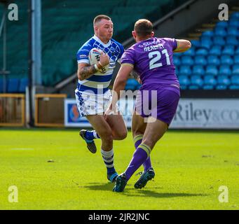 Halifax, Großbritannien. 21. August 2022. *** Brad Knowles bricht für Halifax während des Betfred Championship-Spiels zwischen Halifax Panthers und Newcastle Thunder am 21. August 2022 im Shay Stadium, Halifax, Großbritannien, aus. Foto von Simon Hall. Nur zur redaktionellen Verwendung, Lizenz für kommerzielle Nutzung erforderlich. Keine Verwendung bei Wetten, Spielen oder Veröffentlichungen einzelner Clubs/Vereine/Spieler. Kredit: UK Sports Pics Ltd/Alamy Live Nachrichten Stockfoto