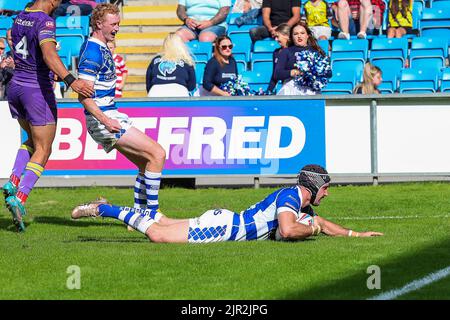 Halifax, Großbritannien. 21. August 2022. *** Versuchen Sie Halifax Louis Joufrett während des Betfred Championship-Spiels zwischen Halifax Panthers und Newcastle Thunder am 21. August 2022 im Shay Stadium, Halifax, Großbritannien. Foto von Simon Hall. Nur zur redaktionellen Verwendung, Lizenz für kommerzielle Nutzung erforderlich. Keine Verwendung bei Wetten, Spielen oder Veröffentlichungen einzelner Clubs/Vereine/Spieler. Kredit: UK Sports Pics Ltd/Alamy Live Nachrichten Stockfoto