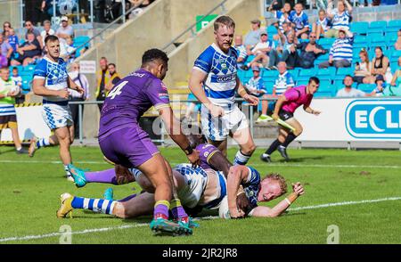 Halifax, Großbritannien. 21. August 2022. *** Lachlan Walmsley punktet für Halifax beim Betfred Championship-Spiel zwischen Halifax Panthers und Newcastle Thunder am 21. August 2022 im Shay Stadium, Halifax, Großbritannien. Foto von Simon Hall. Nur zur redaktionellen Verwendung, Lizenz für kommerzielle Nutzung erforderlich. Keine Verwendung bei Wetten, Spielen oder Veröffentlichungen einzelner Clubs/Vereine/Spieler. Kredit: UK Sports Pics Ltd/Alamy Live Nachrichten Stockfoto