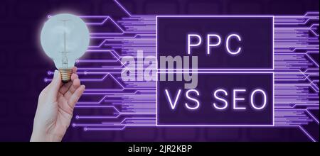 Handschrift Text PPC vs Seo. Wort geschrieben auf Pay per click gegen Suchmaschinen-Optimierungsstrategien Frau hält Glühbirne von Digital Boxen Stockfoto