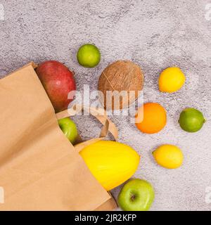 Frisches Obst in einem papierfreien Einkaufstasche. Flach liegend Stockfoto