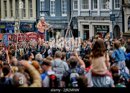 Edinburgh Schottland, Großbritannien 21. August 2022. Ein Straßenkünstler auf der Royal Mile unterhält die Menschenmassen während des Edinburgh Festival Fringe. Credit sst/alamy live News Stockfoto