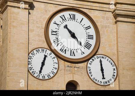 Nahansicht des Kalenders auf dem Glockenturm in der Nähe der Co-Kathedrale von Saint John in Valletta Stockfoto
