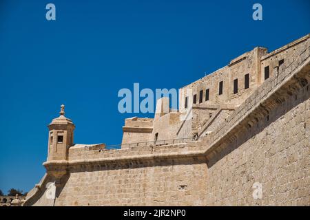 Ansicht eines Wachkastens an den Grenzwänden des Fort st Angelo in Birgu, Malta Stockfoto