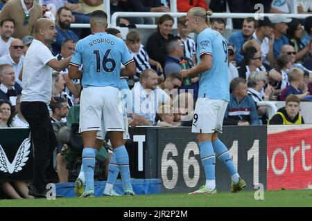 Manchester City Manager Pep Guardiola gibt Erling Haaland von Manchester City Anweisungen während des Premier League-Spiels zwischen Newcastle United und Manchester City im St. James's Park, Newcastle, am Sonntag, 21.. August 2022. (Kredit: Robert Smith | MI News) Kredit: MI Nachrichten & Sport /Alamy Live News Stockfoto