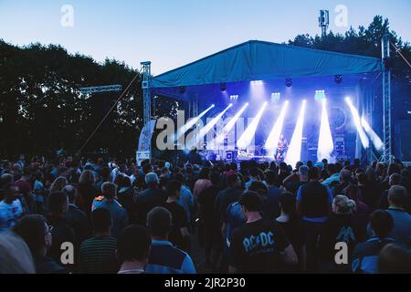 Menschenmenge vor der Bühne beim Sommer-Open-Air-Musikfestival. Lida, Weißrussland - 29. August 2017. Stockfoto